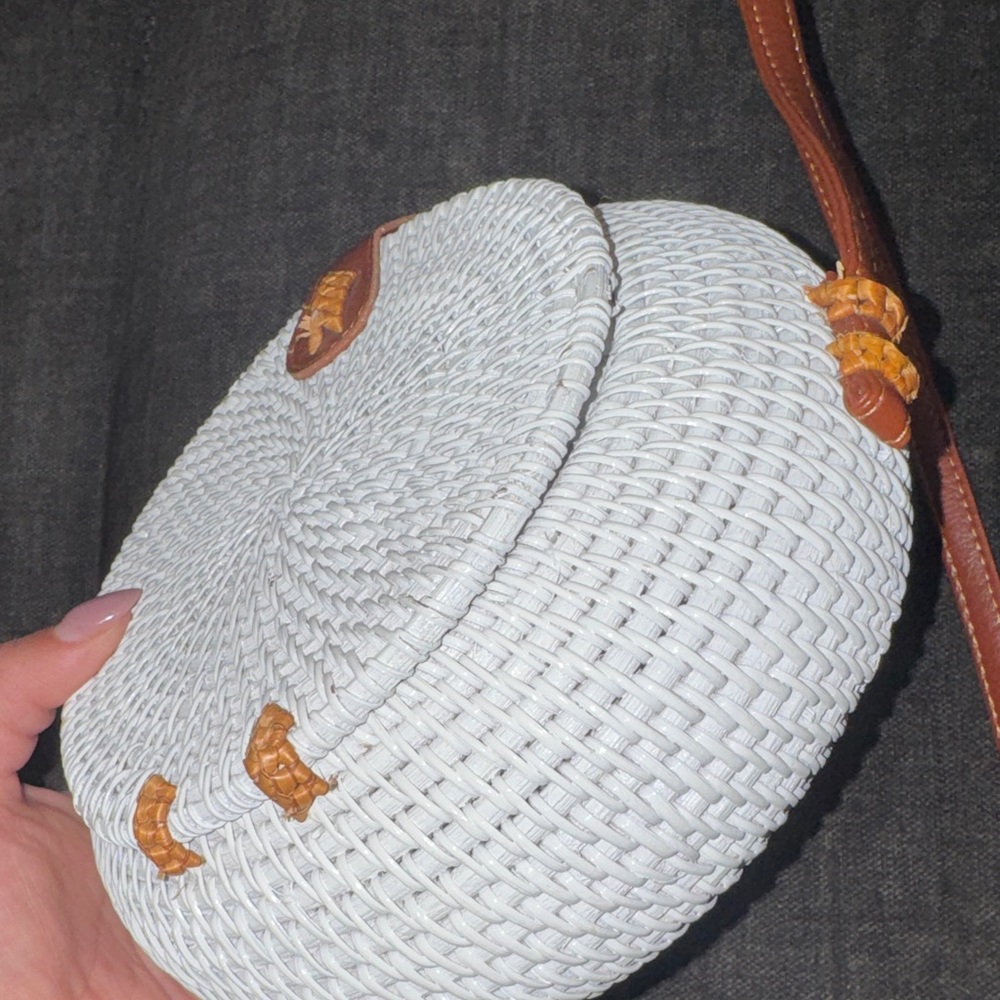 White and Brown Woven Round Bag - Picture 6 of 7